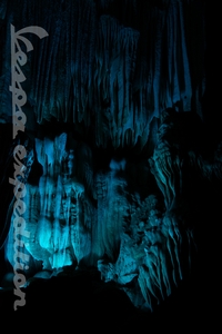 I přes osvětlení v Thajském stylu si jeskyně uchovává své kouzlo