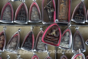 Amulety se v Thajsku prodávají snad víc než rýže. Každý tuktukář musí nějaký mít