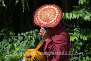 Barmští mniši jsou velice stydliví