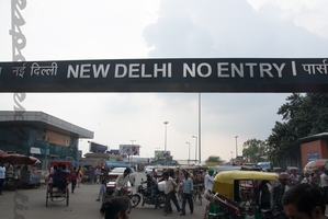 Nové Dillí - zákaz vstupu. No nějakou cestičku snad najdeme :o)
