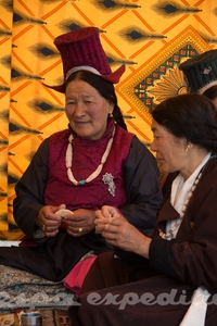 Babičky připravují tradiční pochoutky